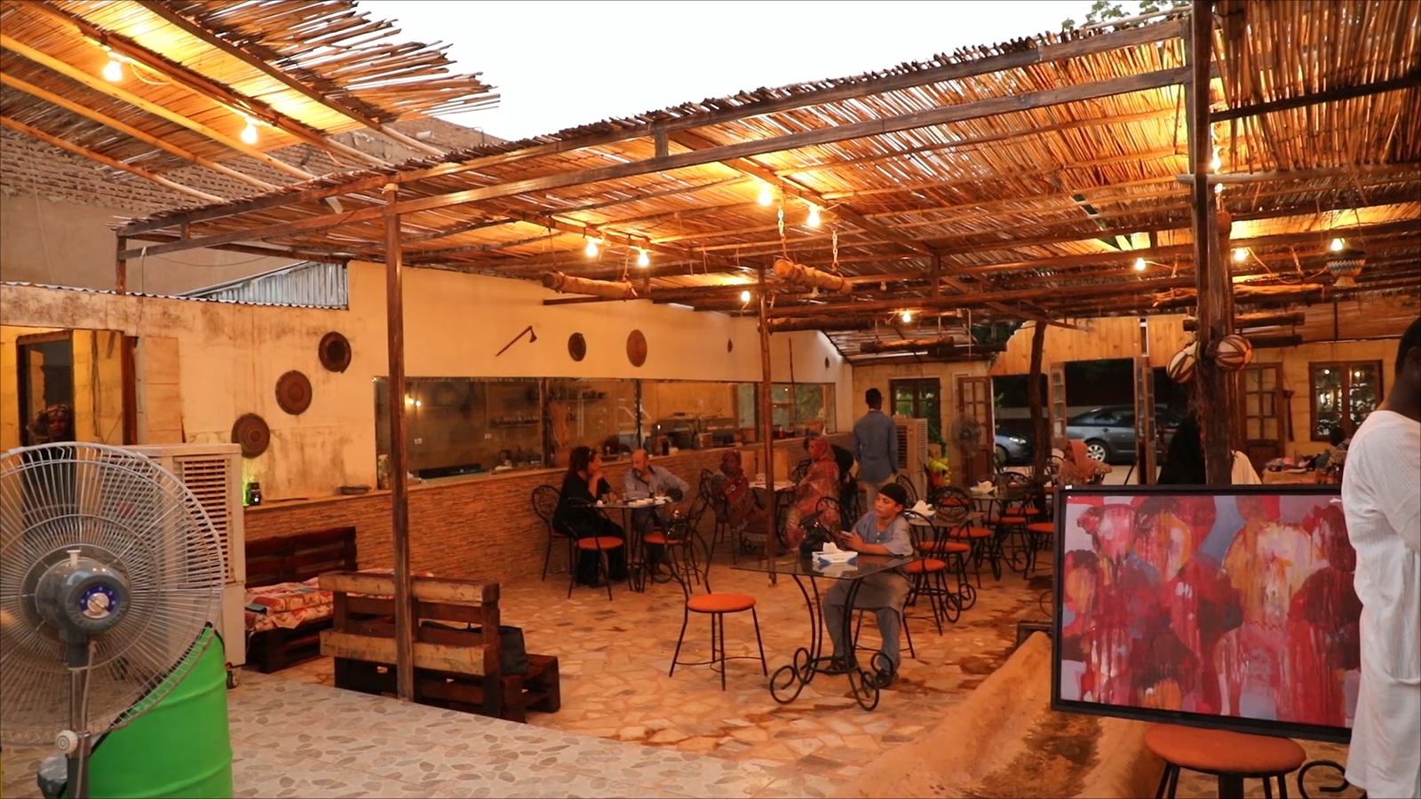 مطعم حكايتنا السوري فضاء لتغذية الذات فكريا وعضويا(الجزيرة)