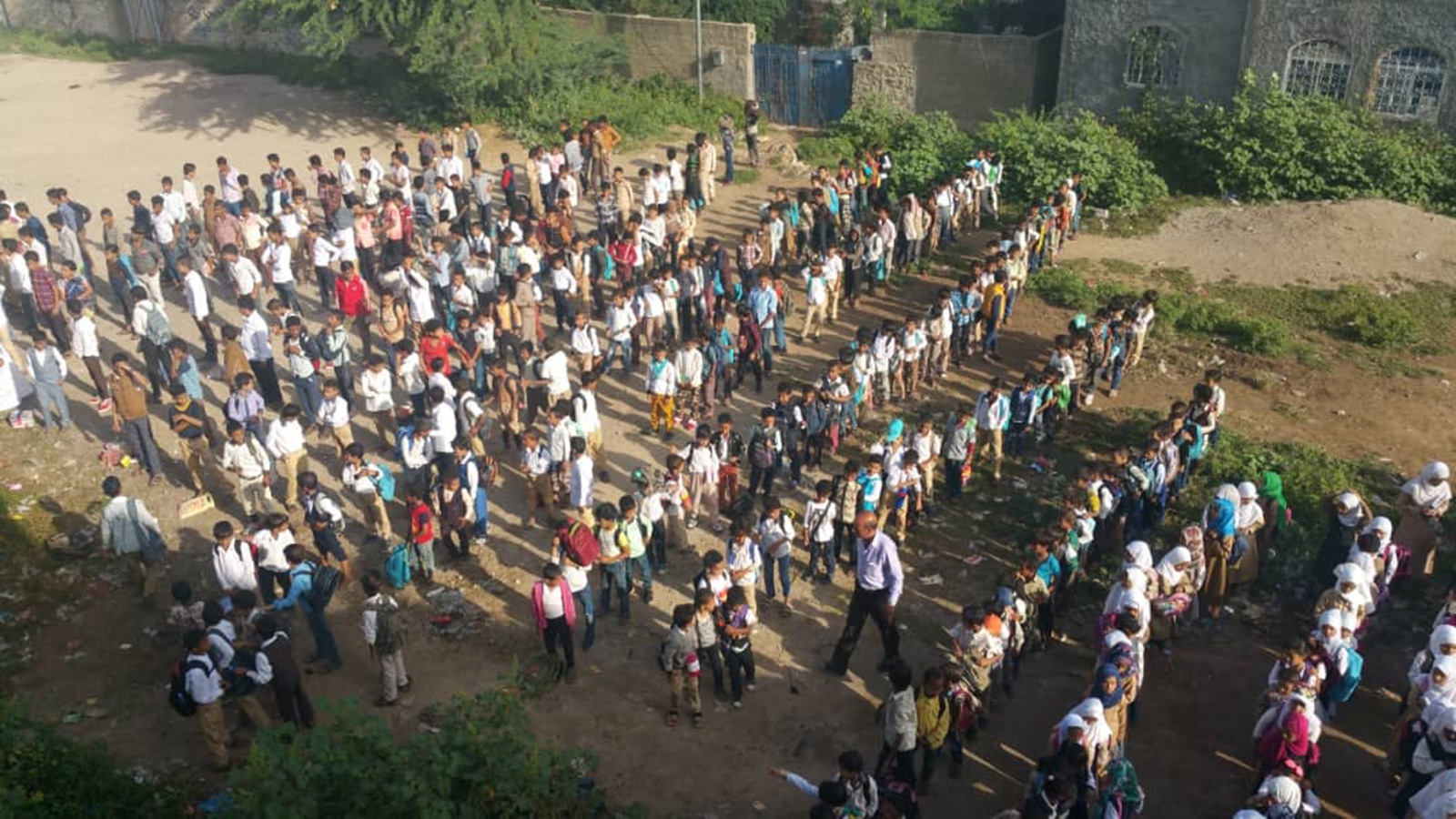 ‪تجمع التلاميذ اليمنيين أمام مدرسة 