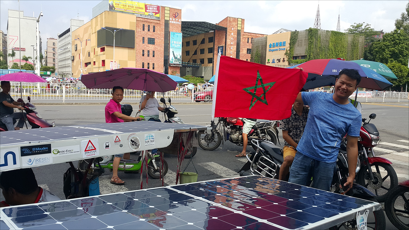 رفع المغربيان علم بلدهما في المدن التي مرا بها في الرحلة الطويلة (الجزيرة)