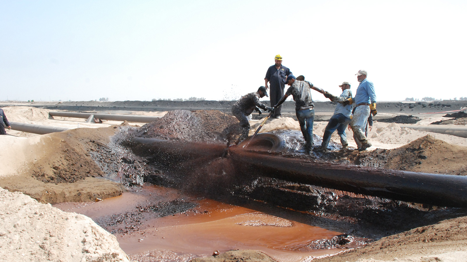 ‪عملية معالجة ثقب في أحد أنابيب النفط‬ (الجزيرة)
