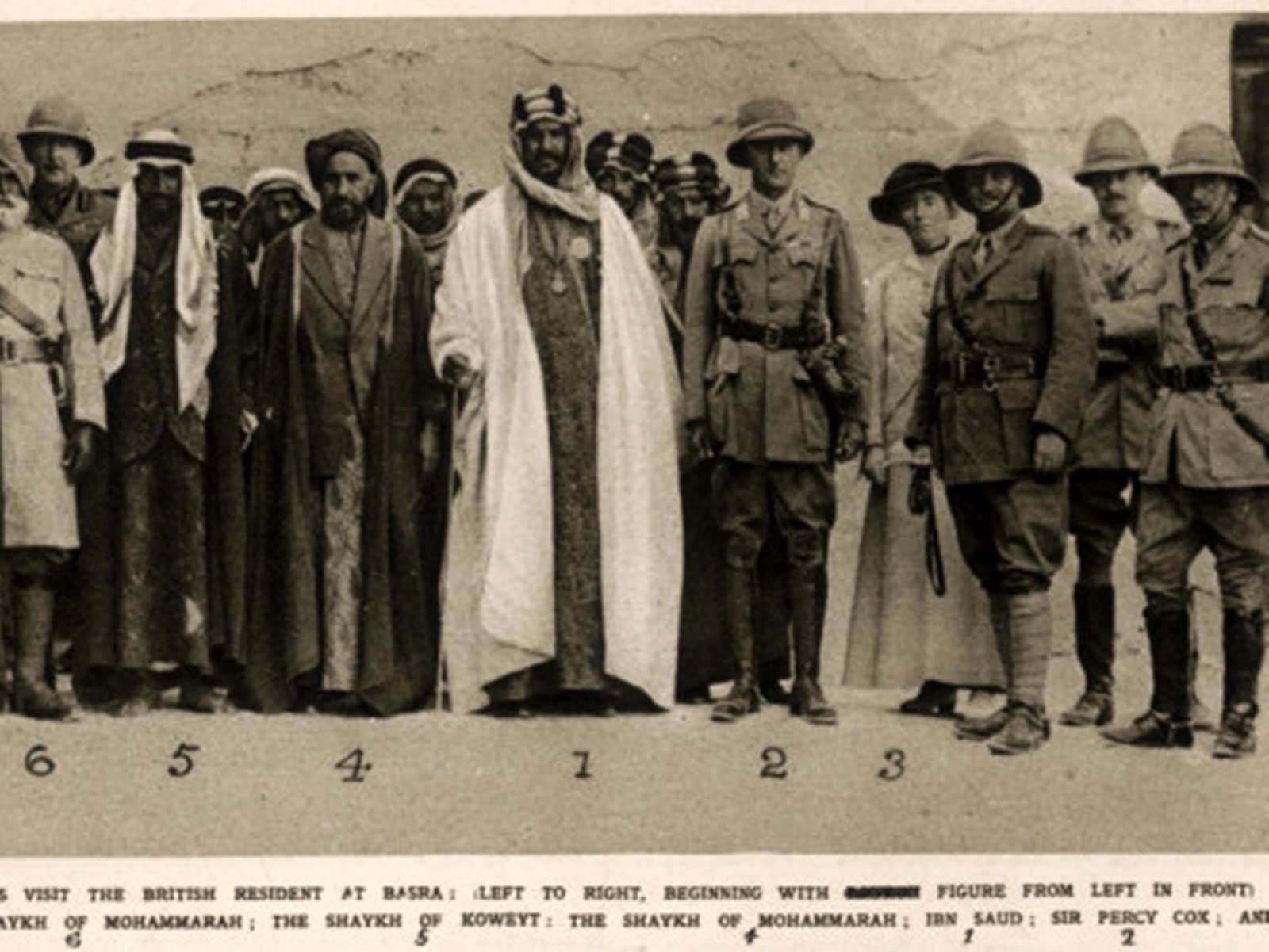 عبد العزيز آل سعود متقلدا وسام فارس الإمبراطورية البريطانية في الهند (مواقع التواصل)