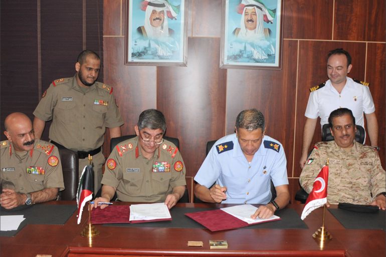 صورة للجنة التعاون العسكرية الكويتية ــ التركية - لتوقيع خطة العمل