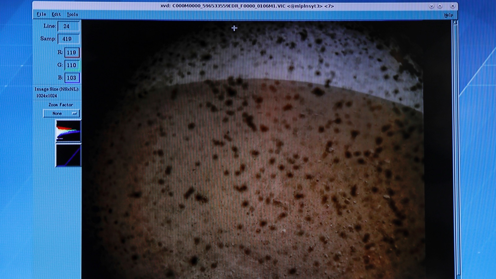 الصورة ألاولى التي بثها مسبار إنسايت لدى وصوله سطح المريخ (رويترز)
