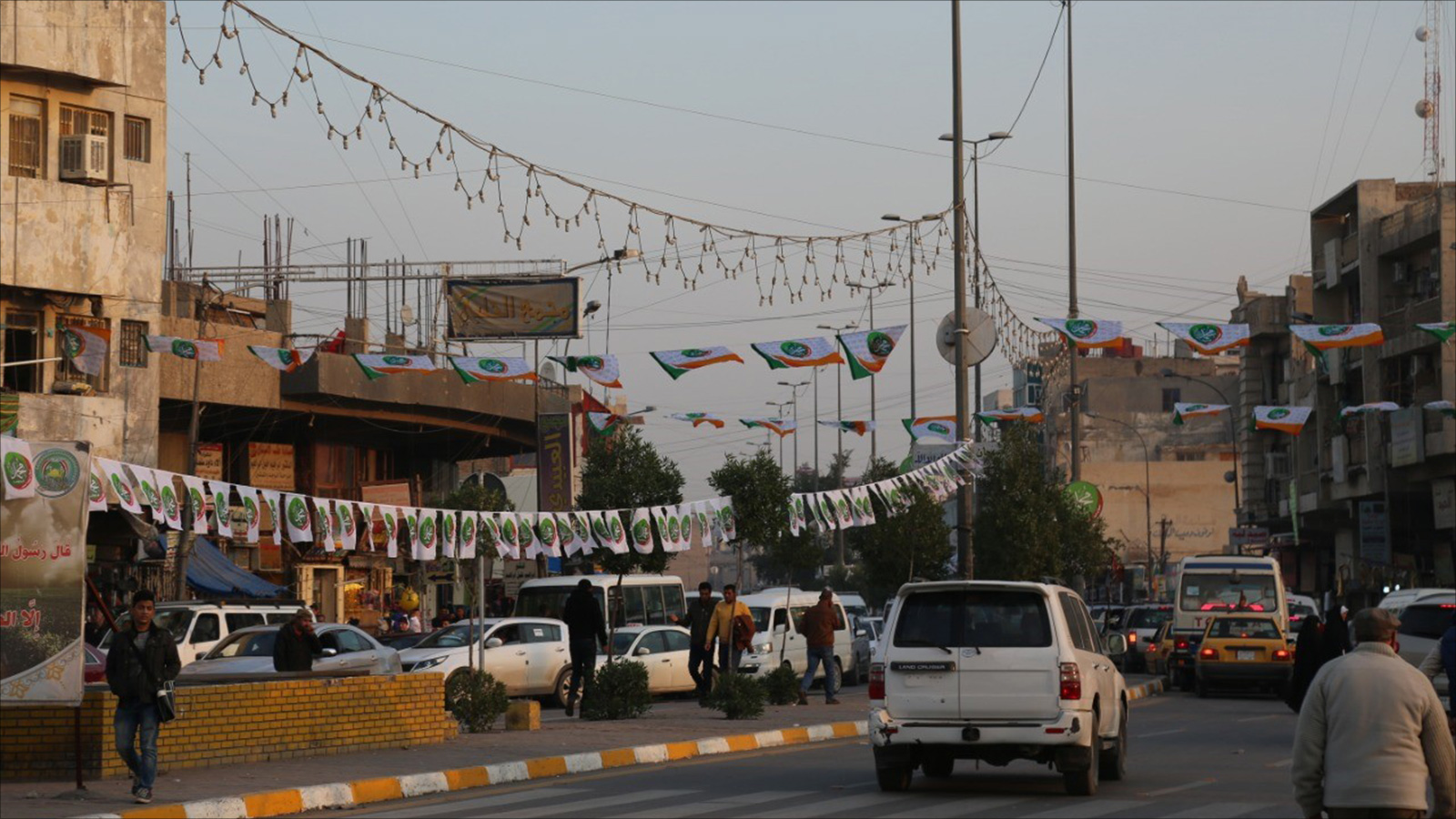 أحد شوارع الأعظمية وقد تزين احتفالا بالمولد النبوي (الجزيرة نت)