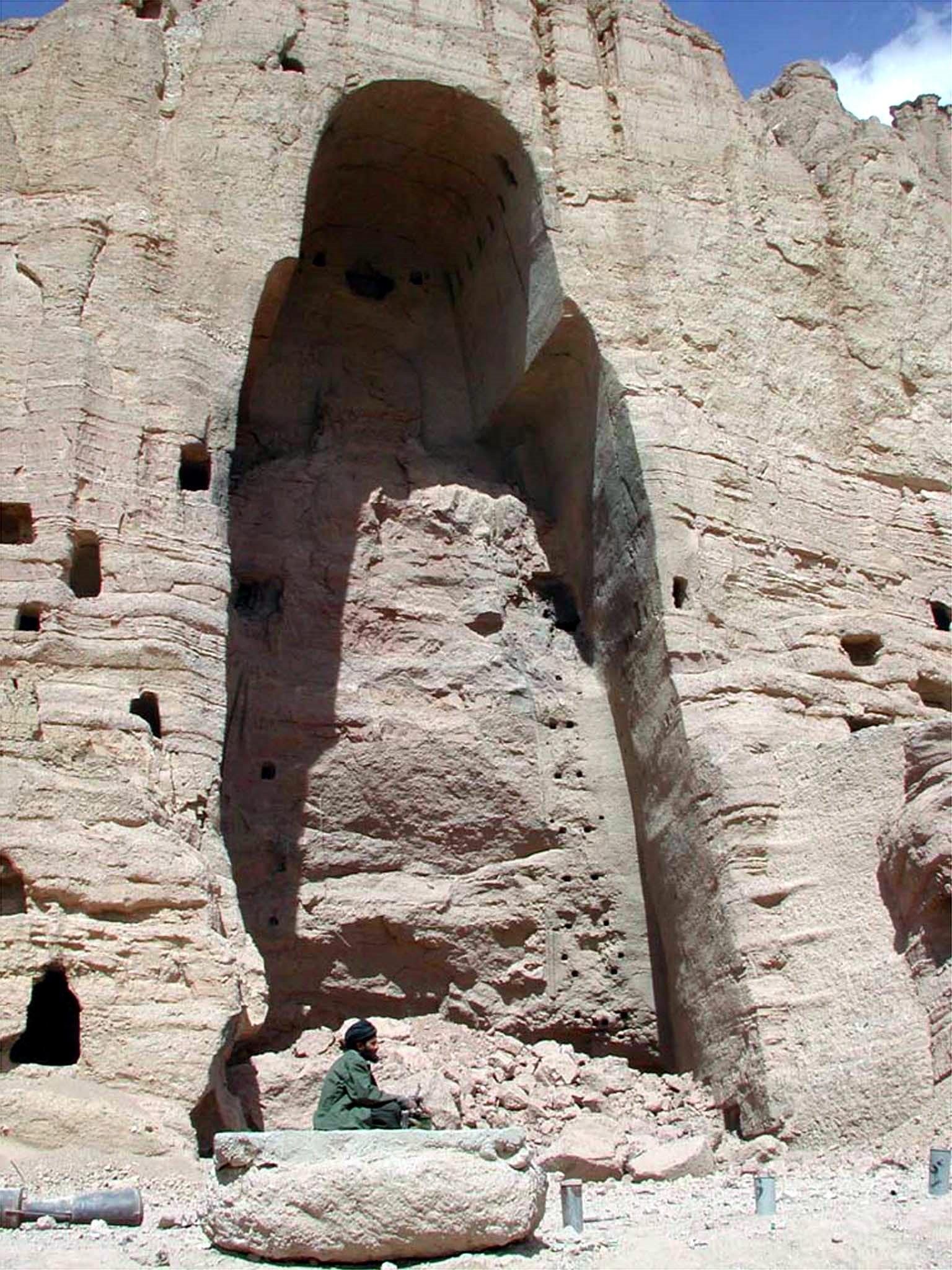 تماثيل باميان بوذا بعد أن دمرتها طالبان، مارس 2011  (رويترز)