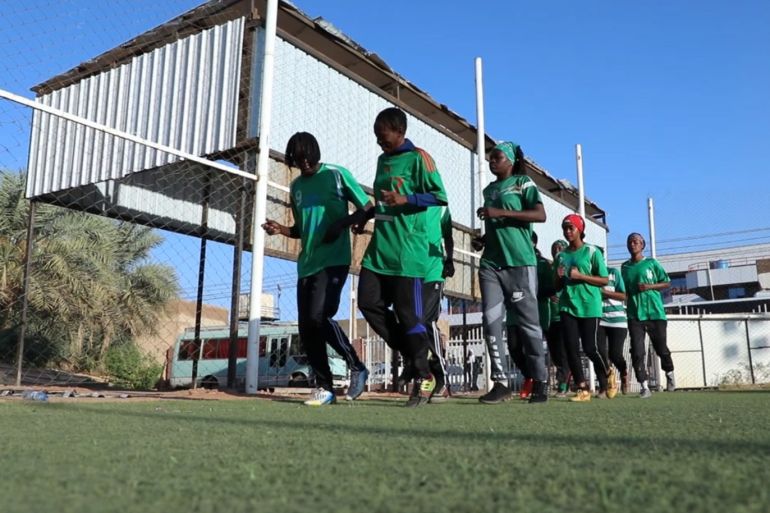 سودانيات يقتحمن عالم كرة القدم