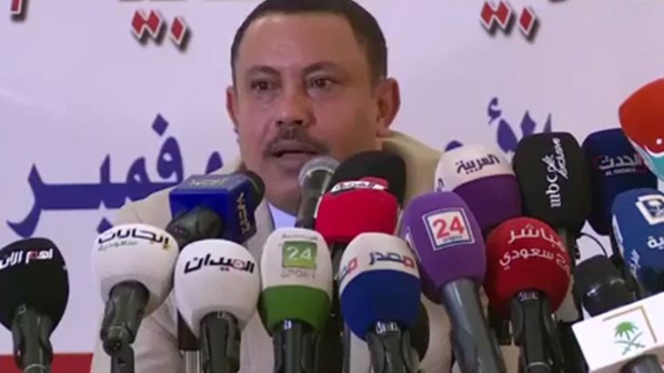 صحفي يمني يرشق وزير الإعلام المنشق عن حكومة الحوثيين