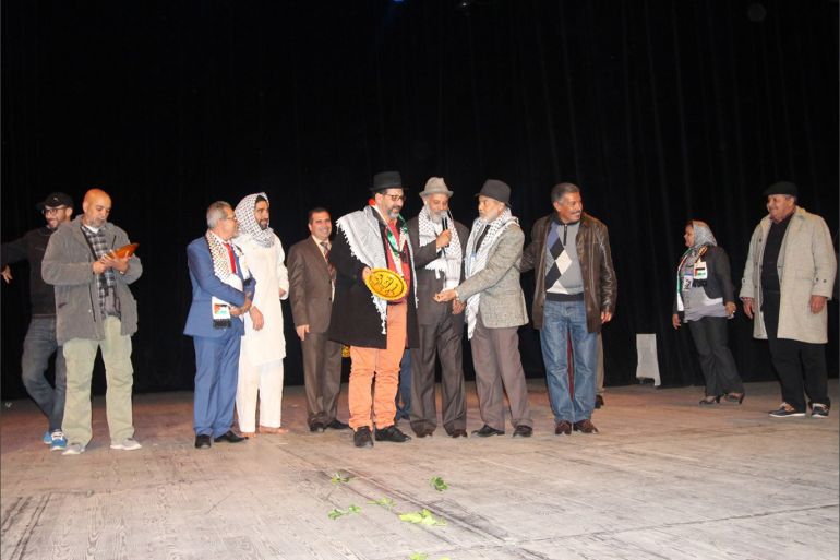 مسرحيون مغاربة وفلسطينيون على خشبة مسرح محمد السادس بوجدة خلال فعاليات مهرجان المونودراما