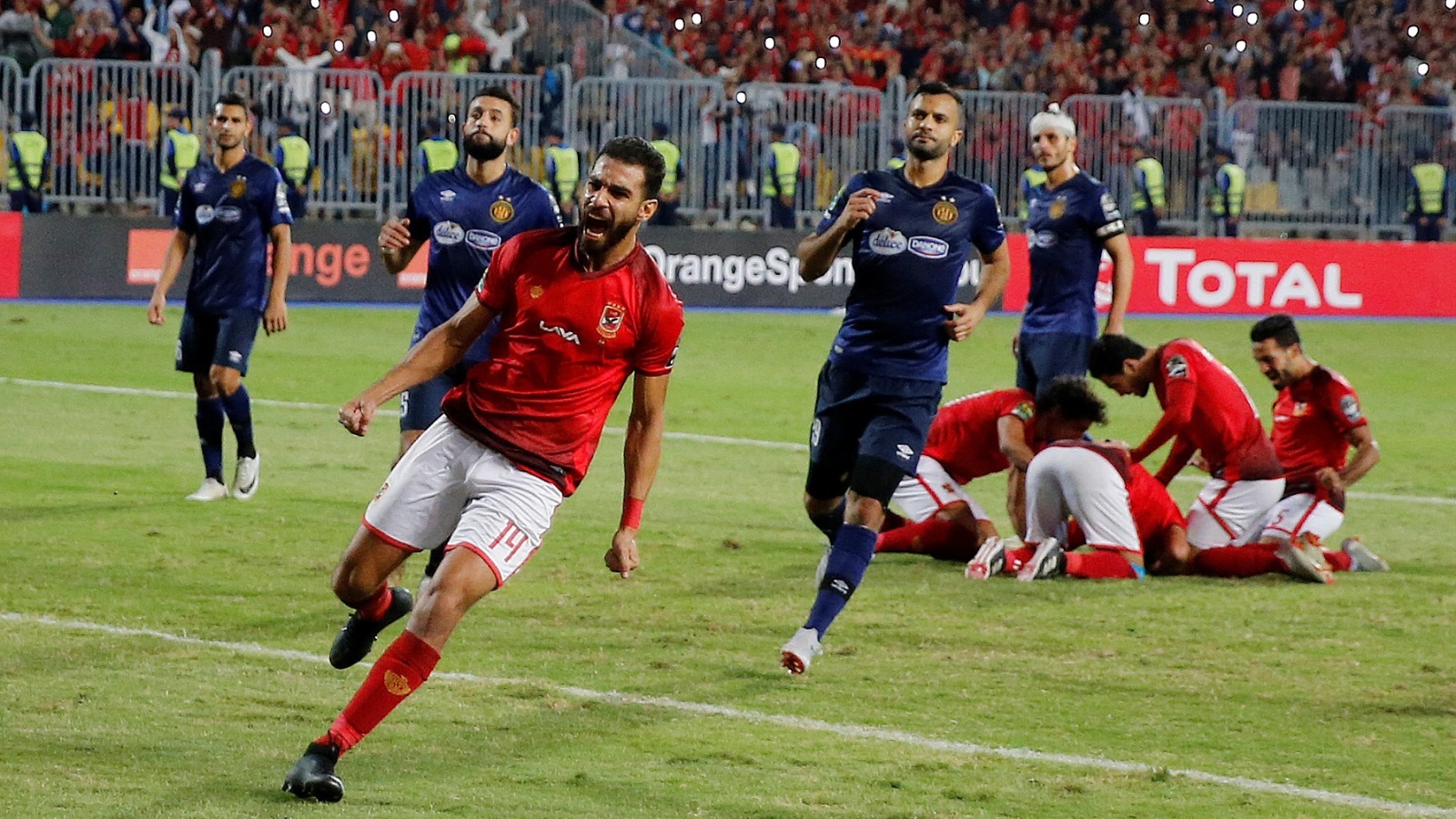 لاعبو الأهلي يحتفلون خلال مواجهة الذهاب أمام الترجي في مصر (رويترز)