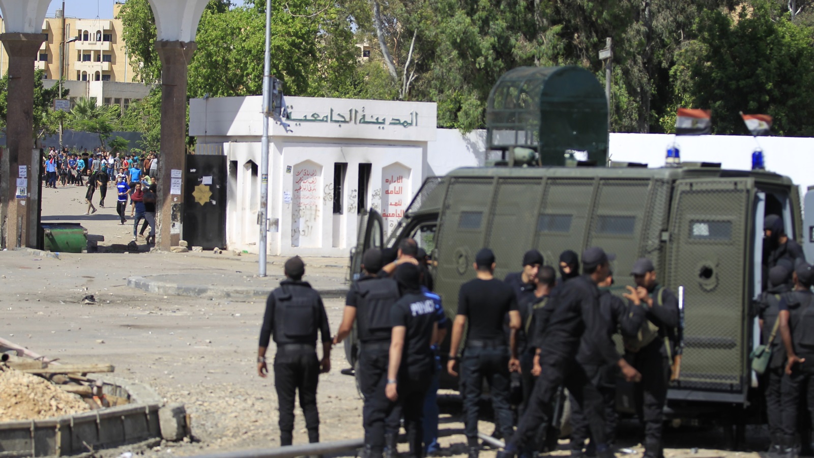 ‪قوة من الشرطة قبالة جامعة الأزهر بالقاهرة أثناء مواجهات مع الطلبة عام 2014‬ (رويترز)