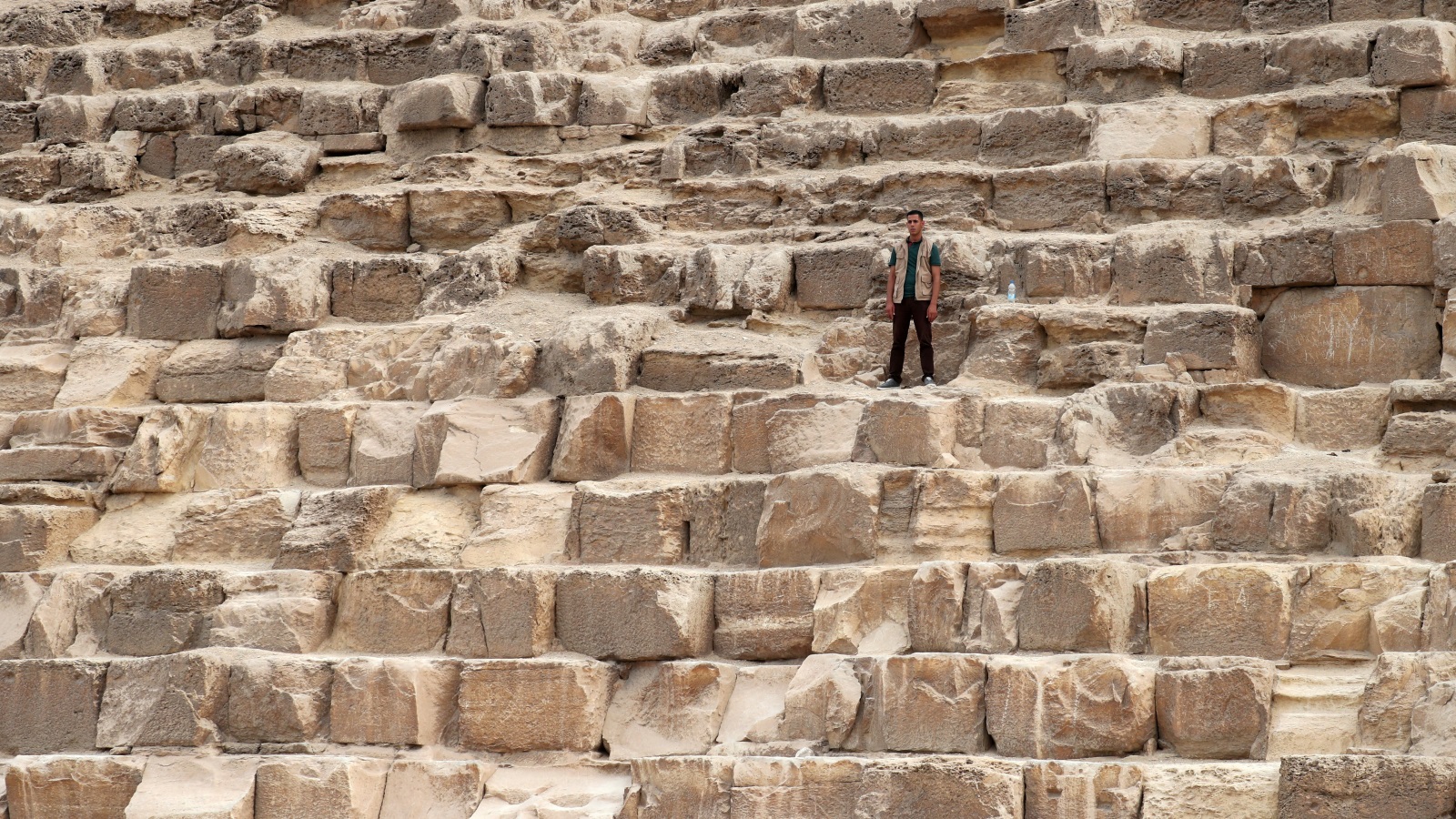 الطريقة التي رفعت بها هذه الأحجار الضخمة لبناء الأهرامات ظلت لغزا يحاول العلماء اكتشافه (رويترز)