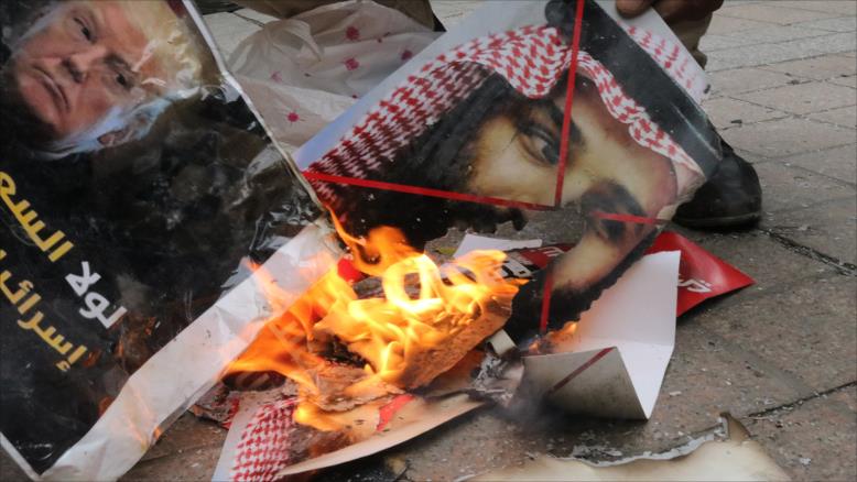 متظاهرون غاضبون في تونس يحرقون صور بن سلمان (الجزيرة)