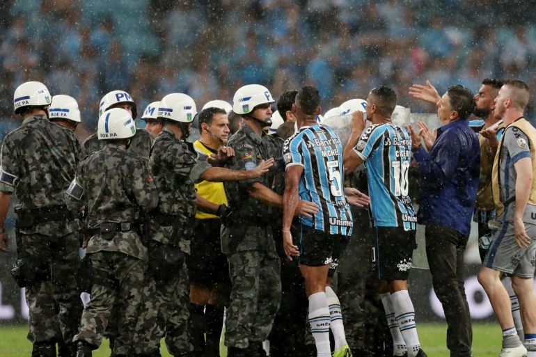 Soccer Football - Copa Libertadores - Brazil's Gremio v Argentina's River Plate - Semi Final Second Leg - Arena do Gremio stadium, Porto Alegre, Brazil - October 30, 2018 Riot Police surround referee Andres Cunha and match officials after the match as Gremio players remonstrate REUTERS/Ricardo Moraes