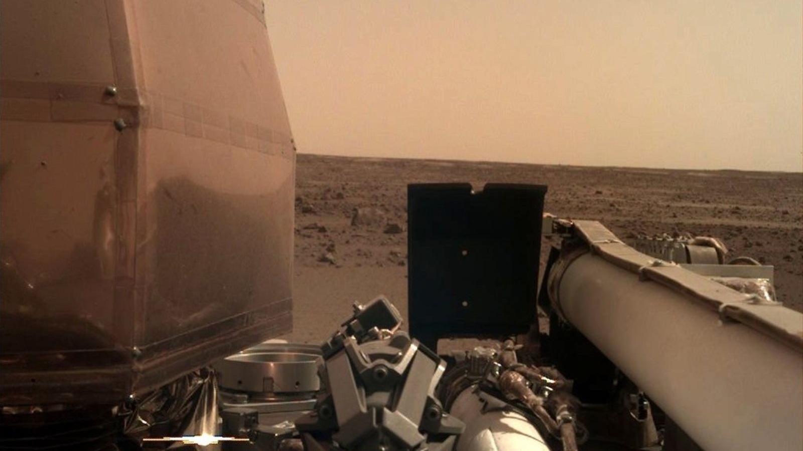 الصورة التي أرسلها إنسايت تُظهر بوضوح أفق المريخ مع جزء من ذراع المركبة وجسمها (ناسا)