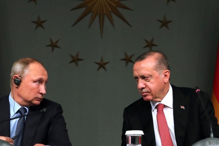 Russian President Vladimir Putin and Turkish President Tayyip Erdogan attend a news conference after a Syria summit, in Istanbul, Turkey October 27, 2018. Cem Oksuz/Pool via REUTERS