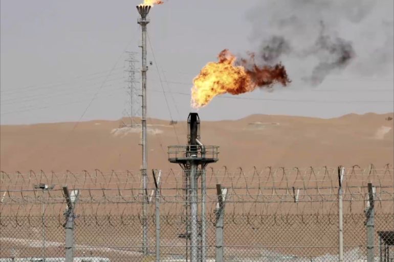 إلى متى تواصل السعودية إغراق سوق النفط العالمية؟