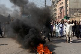 Supporters of the Tehrik-e-Labaik Pakistan (TLP) Islamist political party chant slogans as they set ablaze tyres to block the road after the Supreme Court overturned the conviction of a Christian woman sentenced to death for blasphemy against Islam, during a protest in Karachi, Pakistan October 31, 2018. REUTERS/Akhtar Soomro