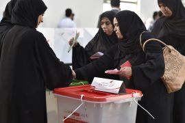 Voters cast their votes during parliamentary elections, at a polling station set up at the Seef Mall shopping centre in Manama November 22, 2014. Bahrainis voted on Saturday in elections boycotted by the Shi'ite Muslim opposition over accusations that constituency changes would still favour the Sunni Muslim majority represented by the ruling family. Some 419 candidates are running, 266 for parliament and 153 for municipal councils in the kingdom. REUTERS/Stringer (BAHR