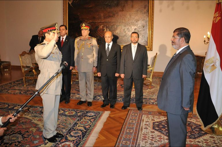 عبد الفتاح السيسي يؤدي اليمن الدستور في 12 أغسطس 2012 أمام الرئيس الأسبق محمد مرسي وزيرًا للدفاع -صورة من الرئاسة