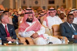 العاهل الأردني الملك عبدالله وولي العهد السعودي محمد بن سلمان خلال مؤتمر _دافوس الصحراء_(رويترز)