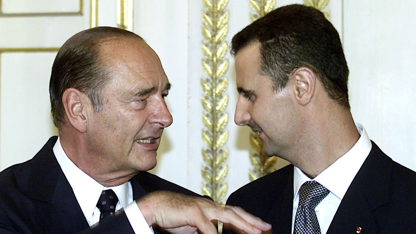 بشار الأسد (يمين) مع جاك شيراك في الإليزيه عام 2001 (رويترز)