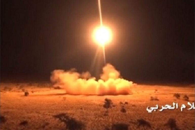 الحوثيون يطلقون دفعة من الصواريخ على مدينة نجران السعودية - قناة المسيرة.
