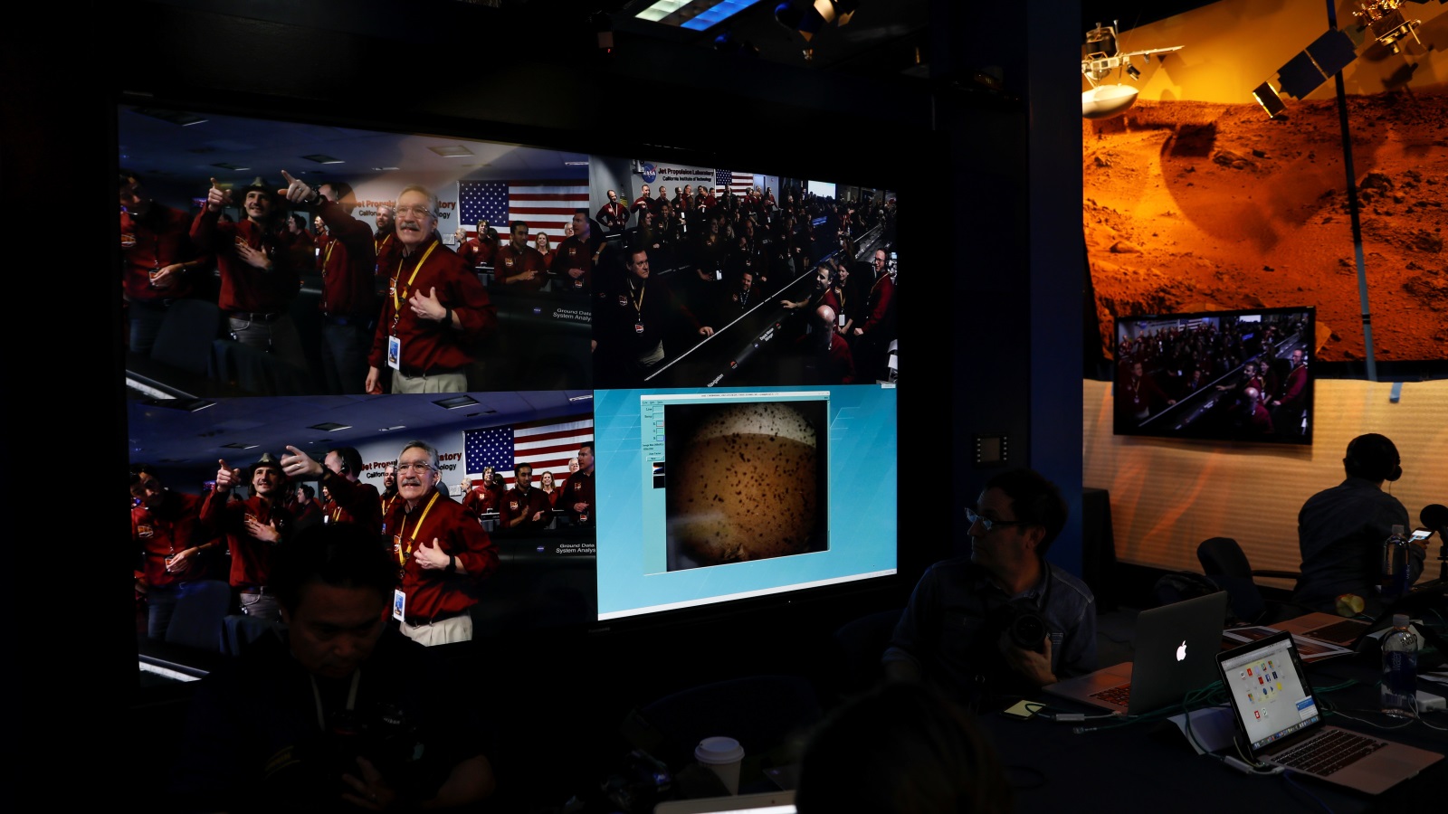 فرحة فريق التحكم والسيطرة في وكالة ناسا لدى وصول الصورة الأولى من المريخ بواسطة إنسايت (رويترز)