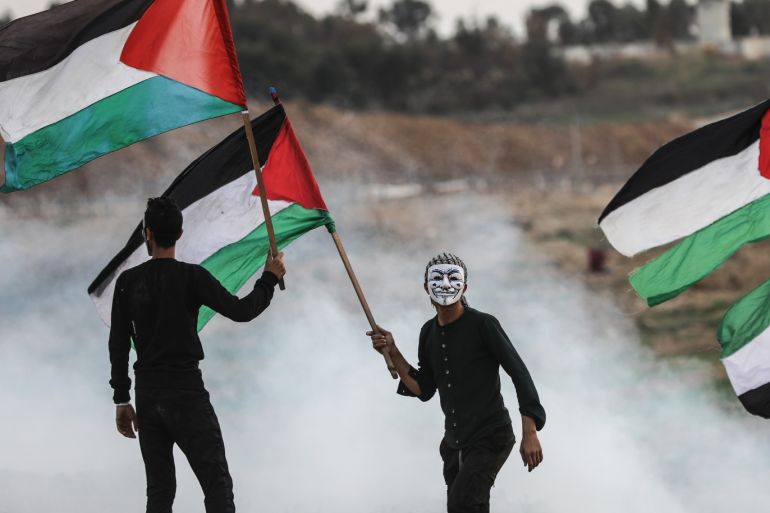'Great March of Return' protests continue in Gaza- - GAZA CITY, GAZA - NOVEMBER 16: Demonstrators wave Palestinian flags during a "Great March of Return" demonstration near Israel-Gaza border, in east of Shuja'iyya neighborhood of Gaza City, Gaza on November 16, 2018. فلس