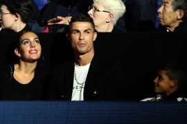 LONDON, ENGLAND - NOVEMBER 12: Cristiano Ronaldo, his girlfriend Georgina Rodríguez and son Cristiano Ronaldo Jr. watch on during the singles round robin match between Novak Djokovic of Serbia and John Isner of The United States during Day Two of the Nitto ATP World Tour Finals at The O2 Arena on November 12, 2018 in London, England. (Photo by Julian Finney/Getty Images)