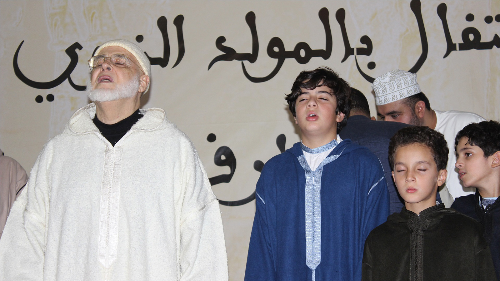 ‪الشيخ جمال الدين بودشيش شيخ الطريقة البودشيشية مع أحفاده في مسجد الزاوية‬ (الجزيرة)