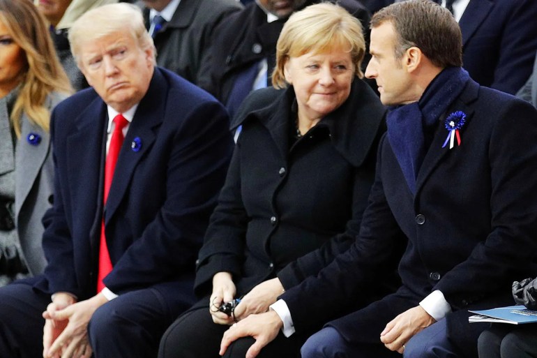- الرئيس دونالد ترامب يرمق الرئيس الفرنسي إيمانويل ماكرون والمستشارة الألمانية أنجيلا ميركل خلال الاحتفالات بذكرى الحرب العالمية الأولى في باريس يوم 11 نوفمبر/AP/