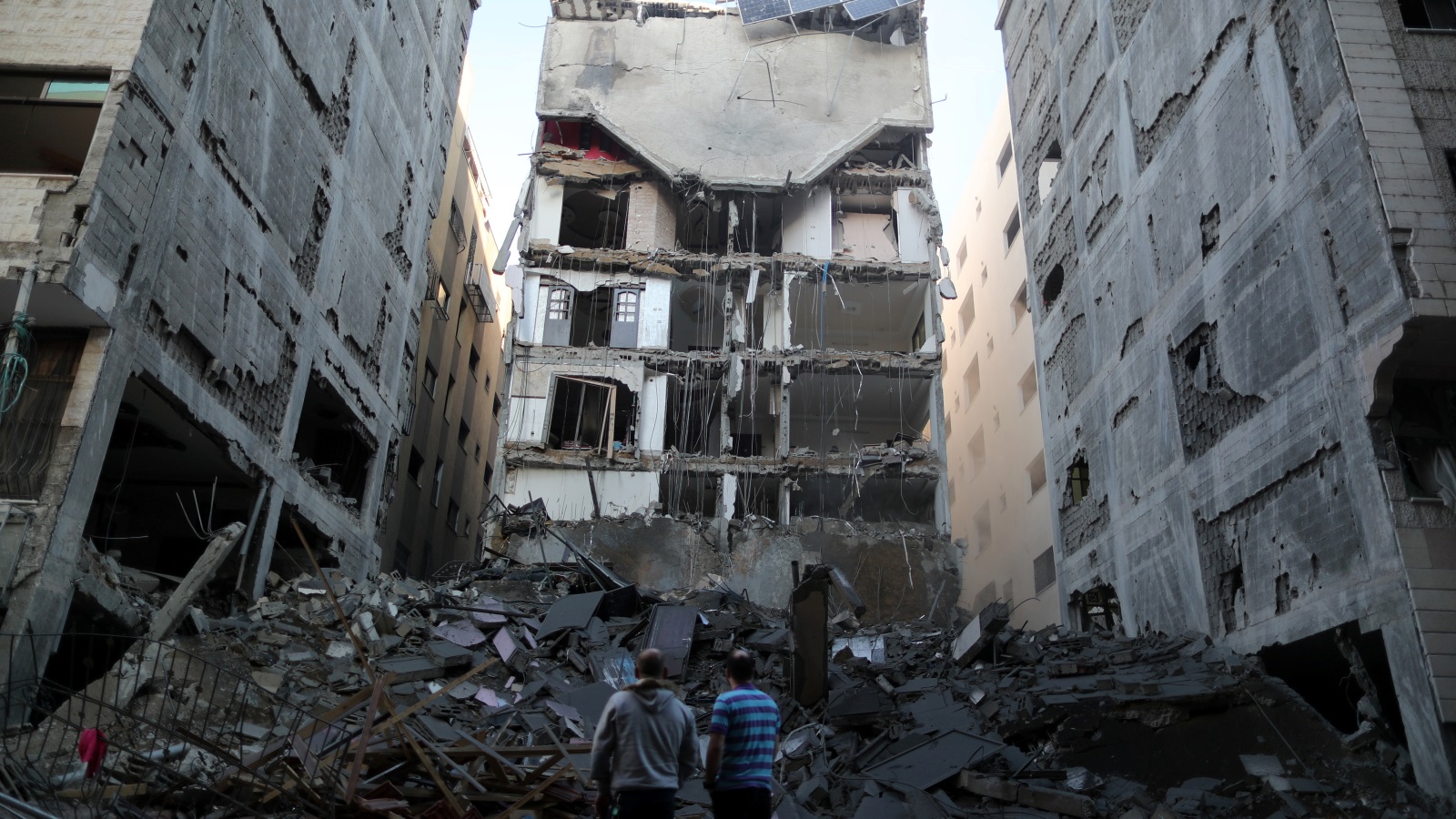 إسرائيل تبرر قصفها للمباني بزعم استخدامها لإطلاق الصواريخ وإيواء المقاومين (رويترز)