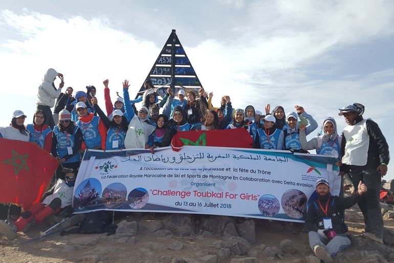 بشرى بايبانو برفقة فتيات ساعدتهن على تسلق جبل توبقال أعلى قمة بالمغرب