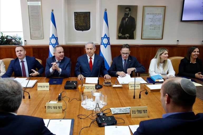 epa07174607 Israeli Prime Minister Benjamin Netanyahu (C), Government Secretary Tzahi Braverman (R) Yuval Steinitz Israel's Minister of Energy, in charge of Israel Atomic Energy Commission (L) attend the weekly cabinet meeting at his office in Jerusalem, 18 November 2018. Reports state that Netanyahu will meet finance minister Moshe Kahlon whose Kulanu party is vital for the governing coalition's survival in an attempt to avert early general elections. EPA-EFE/ABIR SULTAN / POOL