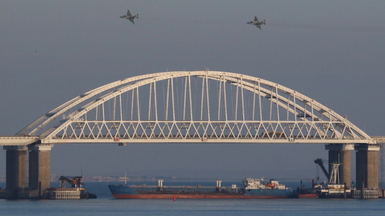 ‪الجسر الذي بنته روسيا لربطها بشبه جزيرة القرم وافتتحه بوتين العام الماضي‬ (رويترز)