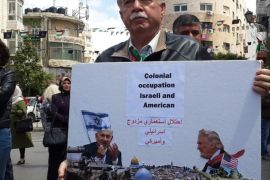 يتهم الفلسطينيون أميركا بالتحضير لمشروع يستهدف تصفية قضيتهم باسم "صفقة القرن" بدءا بنقل سفارتها إلى القدس واستهداف الأونروا (الجزيرة)