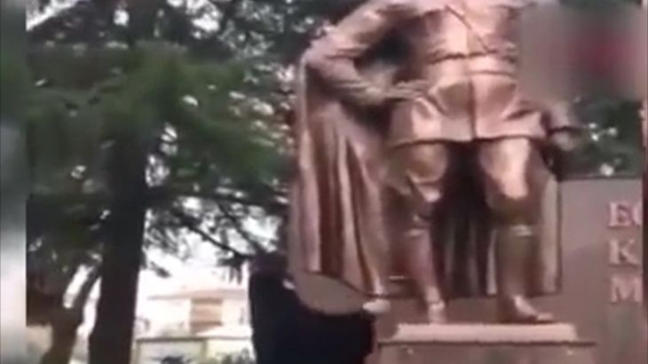 امرأة تركية تهاجم تمثال أتاتورك بالفأس