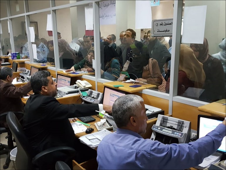 غزة، نوفمبر 2018، موظفون حكوميون يتلقون رواتبهم ضمن المنحة المالية القطرية.