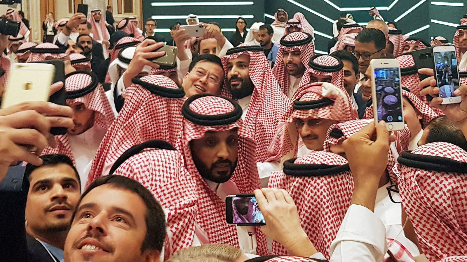 ‪الأمير الوليد شارك بن سلمان في التقاط صور السلفي بمؤتمر دافوس الصحراء في الرياض‬ (رويترز)