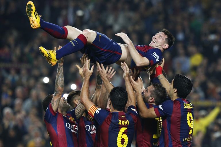 Barcelona's Lionel Messi celebrates his second goal with teammates during their Spanish first division soccer match against Sevilla at Nou Camp stadium in Barcelona November 22, 2014. Messi set a La Liga scoring record of 253 goals when he netted a hat-trick in Saturday's 5-1 win at home to Sevilla. REUTERS/Gustau Nacarino (SPAIN - Tags: SPORT SOCCER)
