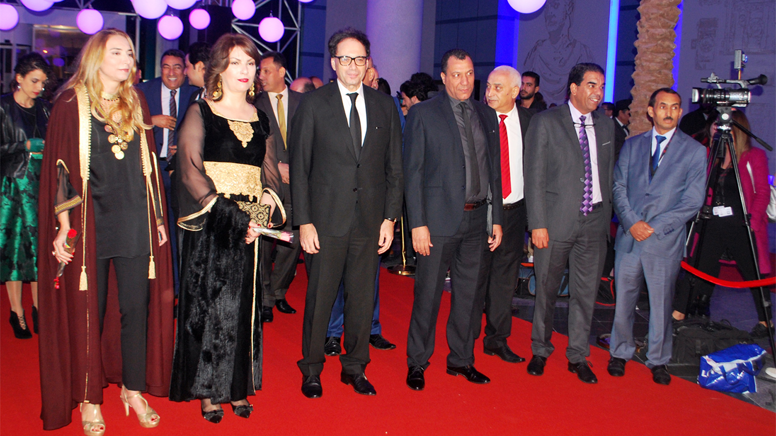 ‪وزير الثقافة التونسي محمد زين العابدين (الخامس من اليمين) خلال حفل الافتتاح‬ (الجزيرة)