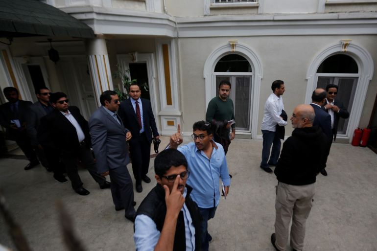 Saudi officials arrive at the residence of Saudi Arabia's Consul General Mohammad al-Otaibi in Istanbul, Turkey October 17, 2018. REUTERS/Kemal Aslan