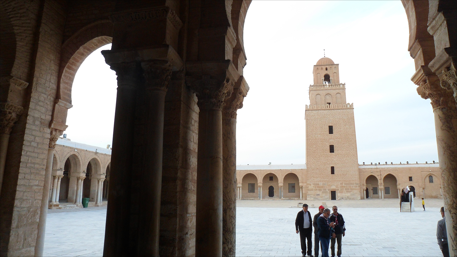 ‪جامع عقبة بن نافع بالقيروان أول مسجد للمسلمين في شمال أفريقيا يستقبل زواره‬ (الجزيرة)