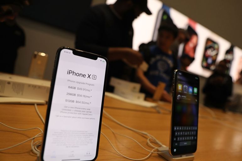NEW YORK, NY - SEPTEMBER 21: People purchase the new iPhone XS and XS Max at the Apple store in Midtown Manhattan on September 21, 2018 in New York City. The two new phones, which feature longer battery life and faster processors, went on sale Friday. Apple recently hit a market cap of $1 trillion, making it the first publicly traded U.S. company to reach $1 trillion. Spencer Platt/Getty Images/AFP== FOR NEWSPAPERS, INTERNET, TELCOS & TELEVISION USE ONLY ==