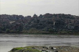 صورة تظهر الموصل القديمة في الجانب الايمن من جهة الجانب الايسر