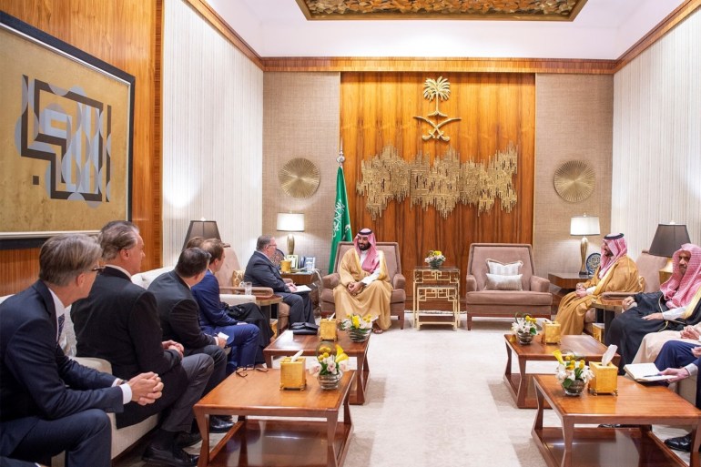Saudi Crown Prince Mohammed bin Salmanin meets with the delegation of American Evangelical Christian Leaders in Riyadh, Saudi Arabia November 1, 2018. Bandar Algaloud/Courtesy of Saudi Royal Court/Handout via REUTERS ATTENTION EDITORS - THIS PICTURE WAS PROVIDED BY A THIRD PARTY.