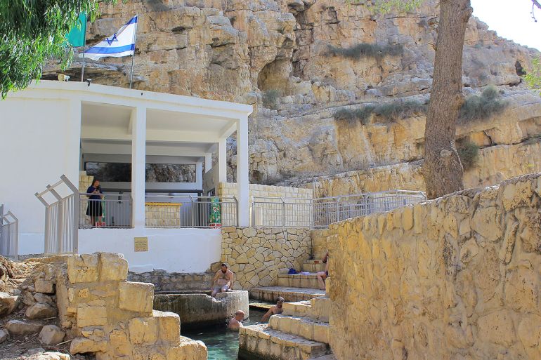 منطقة عين الفوار بين اريحا والقدس وهي منطقة تقع بين مستوطنات، حيث تسيطر عليها إسرائيل وتقيم مستوطنات ومنشآت سياحية.