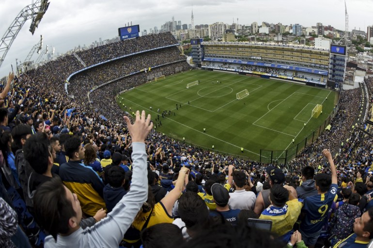 BUENOS AIRES, ARGENTINA - NOVEMBER 22: Fans of Boca Juniors cheer for their team during an open training session ahead of the final match of Copa CONMEBOL Libertadores 2018 at Estadio Alberto J. Armando on November 22, 2018 in Buenos Aires, Argentina. (Photo by Marcelo Endelli/Getty Images)