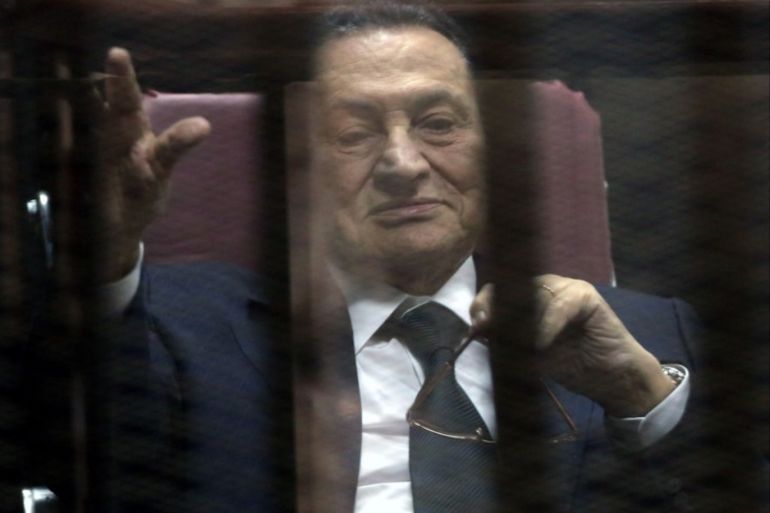 epa05845967 (FILE) - Former Egyptian President Hosni Mubarak waves from defendants' cage at a courtroom during his trial in Cairo, Egypt, 29 April 2015 (reissued 13 March 2017). Reports on 13 March 2017 state Egypt's prosecutor general allowed the release of former president Hosni Mubarak. Mubarak, who was charged in several cases since the uprising in 2011, was cleared of all charges except one corruption conviction, which he served a three-year term for it. EPA/KHAL