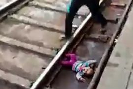 فيديو متداول لرضيع هندي نجا بعد مرور قطار فوقه